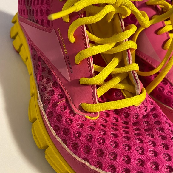 REEBOK RUNNING SHOES - Picture 3 of 7